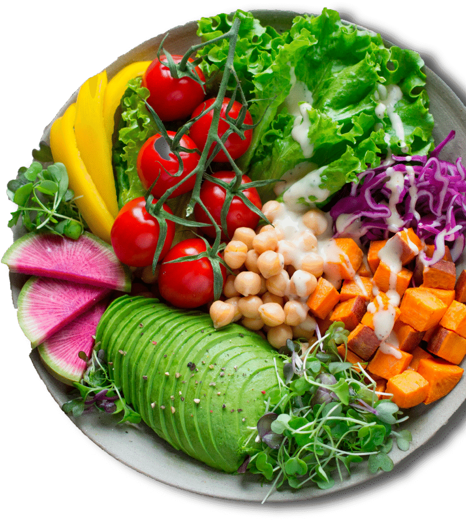 Prato com vegetais coloridos, grão-de-bico, batata-doce, avocado e molho saudável.